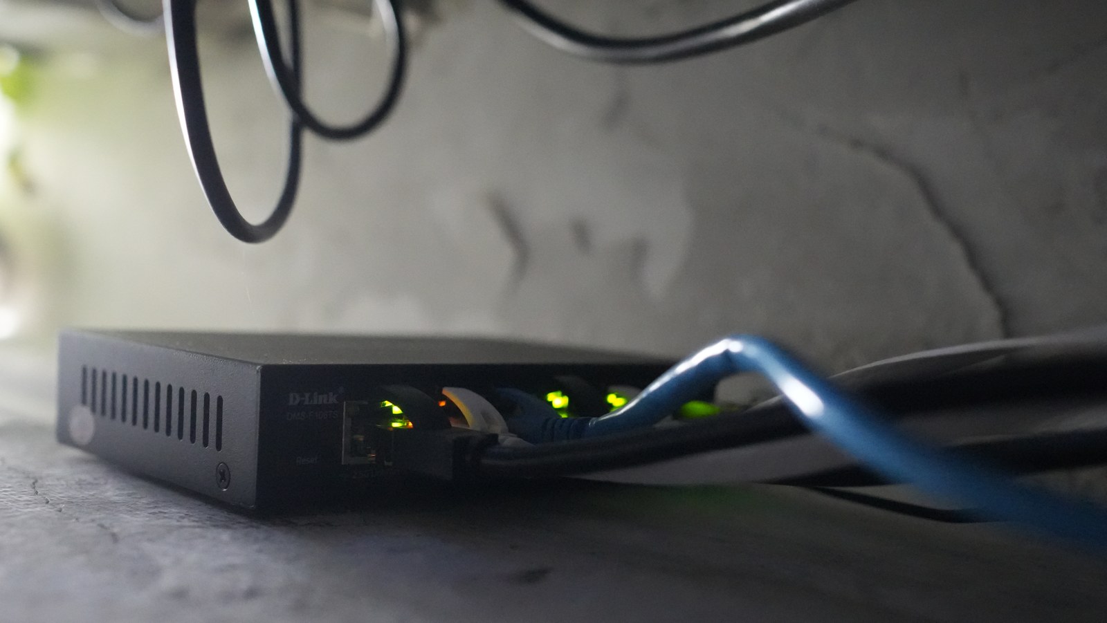 Properly setting up FreeBSD bridge to communicate with bhyve tap device member
