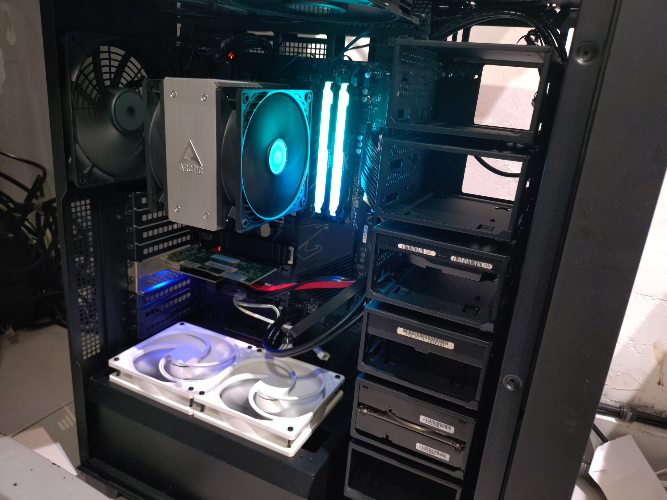 Internal hardware configuration of an FSP U660 server build, showcasing the active CPU air cooling, PCIe expansion card, dual bottom intake fans, and dedicated storage drive cages.